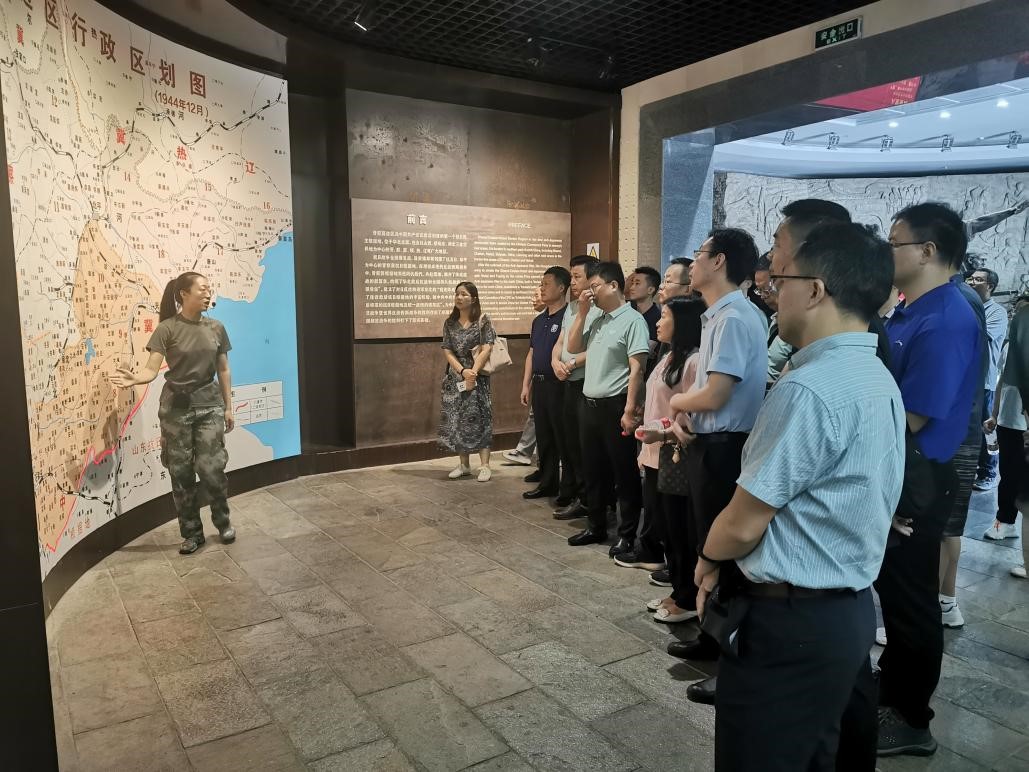 学员们在城南庄晋察冀边区革命纪念馆学习（付兆佳 摄）